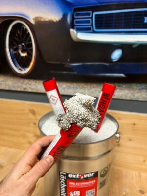 Extover® effektive Lösung zum Löschen von Pyrofackeln und Bengalos - Extover® im Metalleimer – Lösung für Pyrofackeln